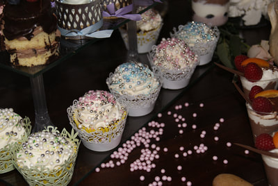 Cupcake s krémom a perličkami v ozdobnom košíčku
