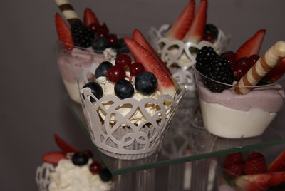 Cupcake s krémom a ovocím v ozdobnom košíčku